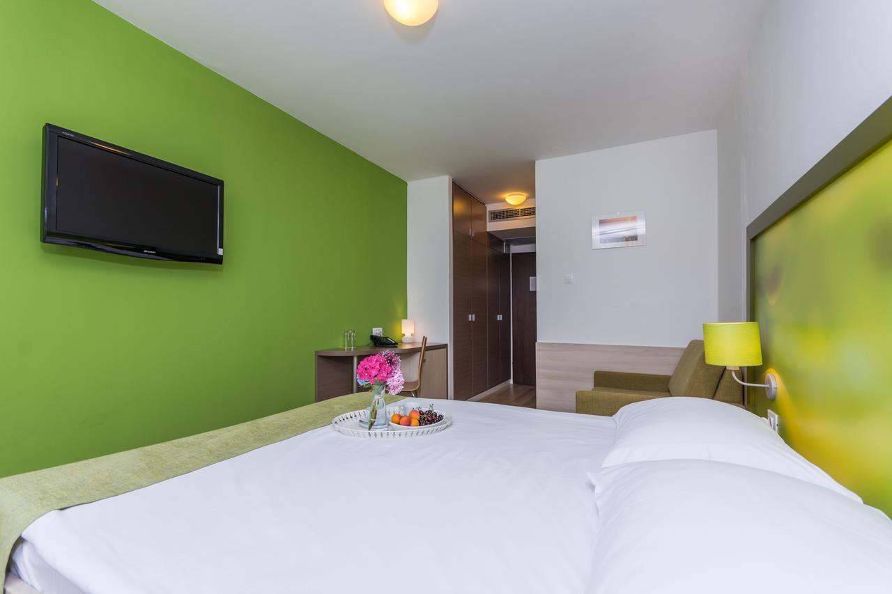Hotel Vista Vrsar Bagian luar foto
